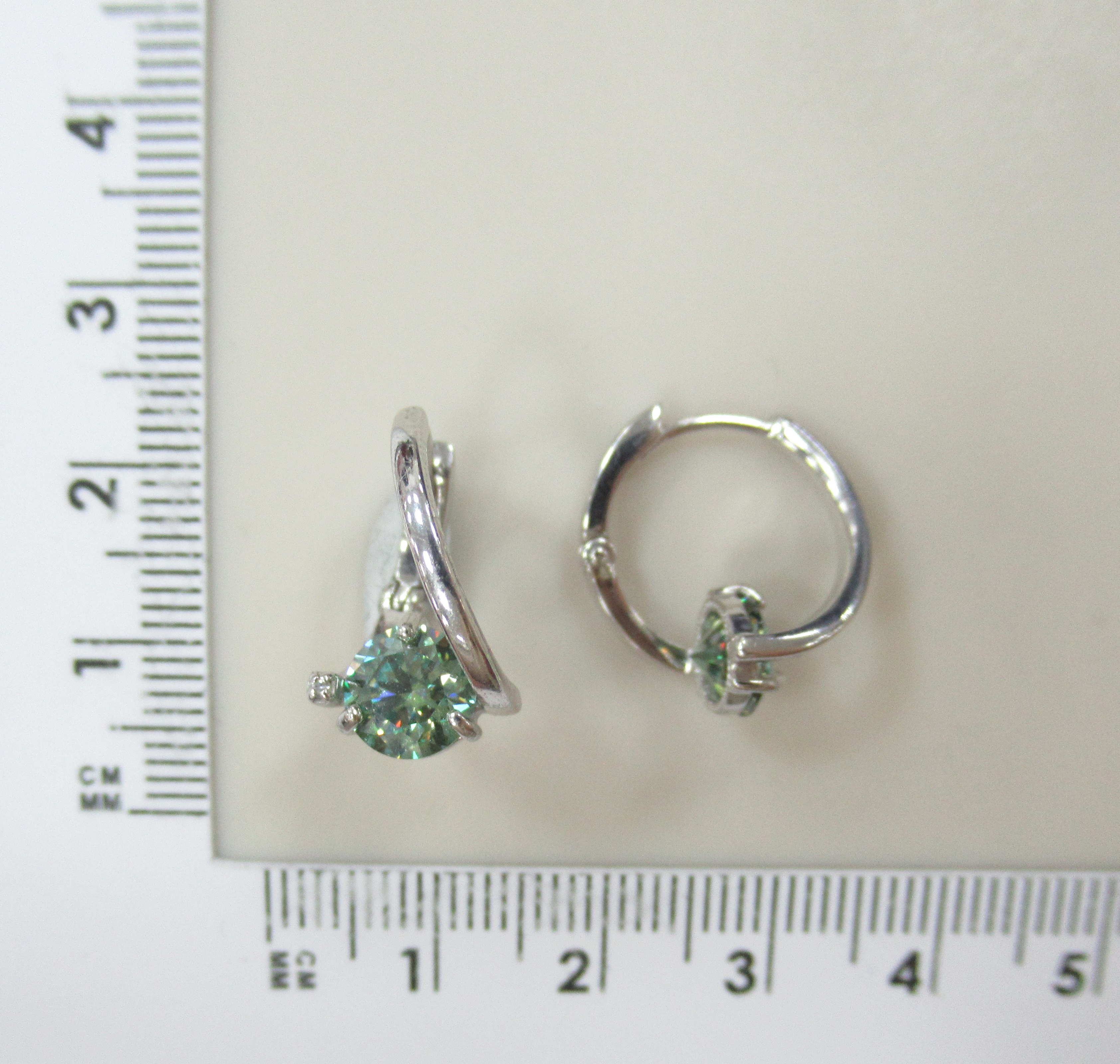 Серебряные серьги-конго с зелеными муассанитами